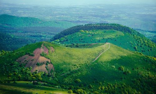 Nature verdoyante, volcans endormis et parc d'attraction : 48 heures pour découvrir l’Auvergne sous toutes ses coutures !