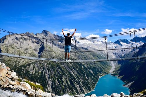 En Autriche, ce pont suspendu offre une vue incroyable aux touristes (mais il s'agit en réalité d'un trompe-l’oeil) !