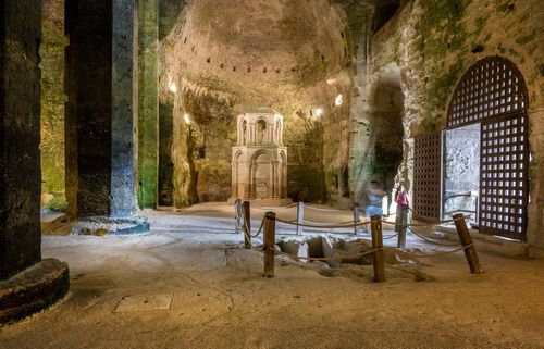 Ce village de Dordogne classée parmi "les plus beaux de France" cache une église troglodyte impressionnante (sans façade et creusée dans la falaise) !