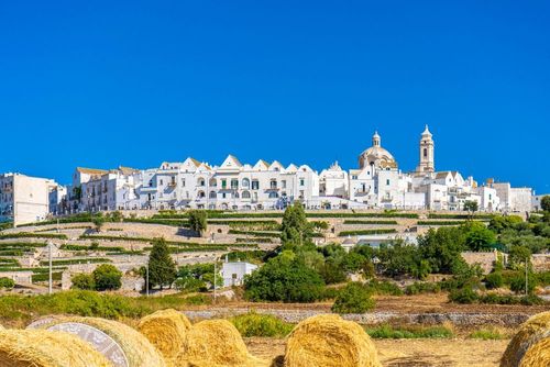 Oubliez Bari et Alberobello : loin du tourisme de masse, ce village authentique des Pouilles vous plongera dans la véritable dolce vita