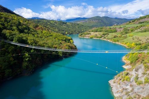 A 40 minutes de Grenoble, découvrez ces impressionnantes passerelles suspendues au-dessus d'un lac turquoise ! (Frissons garantis !)