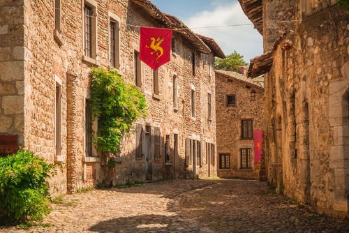 Cet authentique village médiéval à 30 minutes de Lyon fait partie des plus beaux villages de France !
