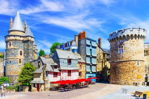 Aux portes de la Bretagne, cette cité médiévale et son château fort ont tout d’un décor de cinéma