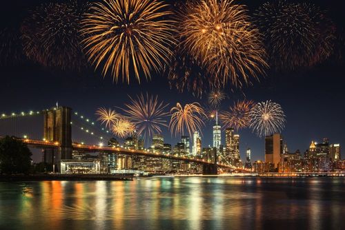 Dans la neige, dans un parc d'attraction, ou dans un château... Voici 5 destinations originales où fêter le Nouvel An