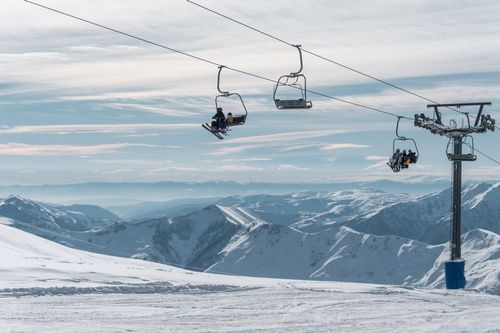 Ensoleillées, pas chères et peu connues, ces 5 stations de ski méritent d’être visitées cet hiver
