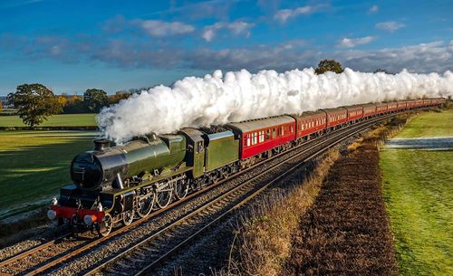 Du plus rapide au plus en altitude, les trains aussi battent des records ! En voici 9 à découvrir dans le monde entier