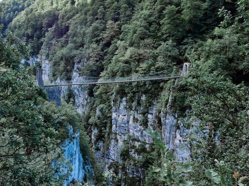 Das Dorf Larrau, die Olhadubi-Schlucht und der Holzarte-Steg