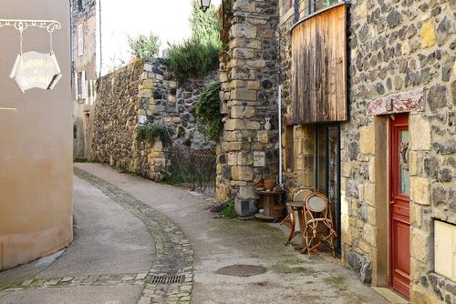 Village médiéval et paysages volcaniques : découvrez ce coin secret à 30 min de Clermont-Ferrand