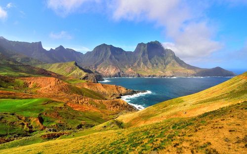 Saviez-vous que l’île de Robinson Crusoé existe ? Oubliée des touristes, elle regorge de paysages paradisiaques !