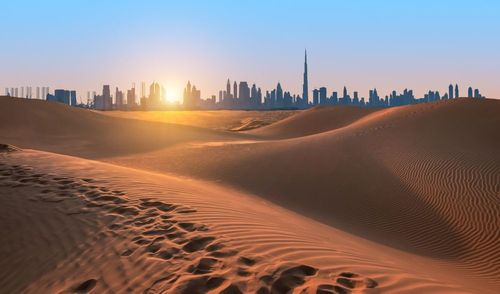 Cette ville mondialement connue pour son côté futuriste cache aussi des merveilles naturelles étonnantes !