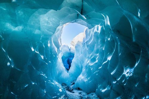 Glacées, rocheuses ou bleues... ces grottes fascinantes se trouvent en Europe (à visiter pour les ponts de mai !)