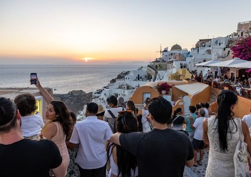 Santorin va instaurer une jauge pour lutter contre le surtourisme dès l'année prochaine !