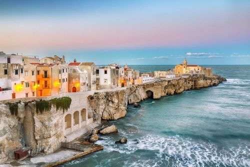 Surnommé la « perle du Gargano », ce village de la côte sauvage des Pouilles est une pépite à découvrir absolument ! 