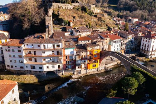 A 30 min de la frontière française, ce village de montagne niché dans les Pyrénées catalanes est parfait pour une escapade nature !
