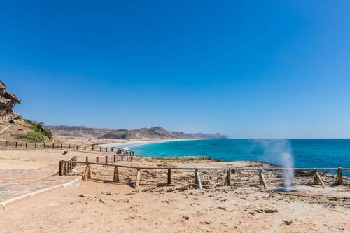 Lagons, sable blanc, eaux turquoise… voici 3 plages paradisiaques peu connues des touristes à découvrir en famille au sud d’Oman