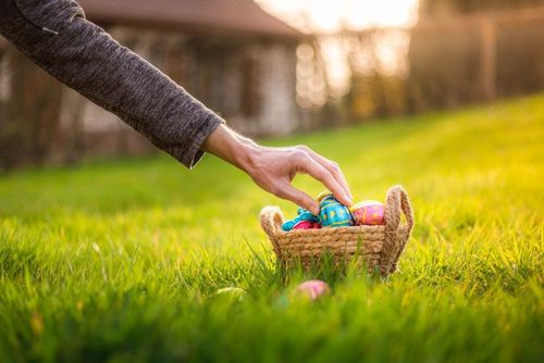 Casser des œufs, défiler en chapeau... découvrez les célébrations de Pâques les plus originales du monde !
