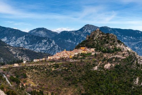Connaissez-vous cette commune perchée sur la Côte d'Azur ? C'est le village littoral le plus haut d'Europe !