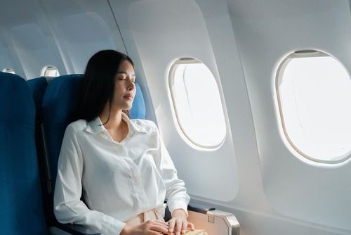 Ce conseil pour mieux dormir en avion cartonne sur Tik Tok : pourquoi il ne faut surtout pas le suivre !