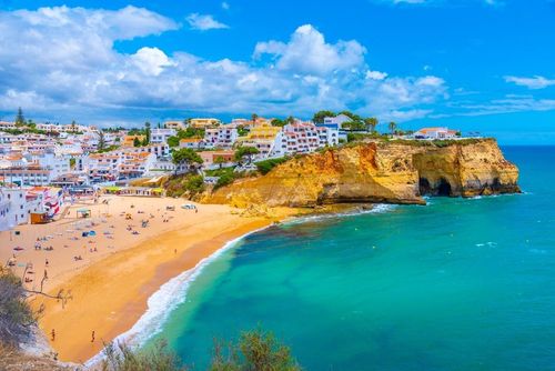 En 2025, oubliez Lisbonne et découvrez cette ville du sud du Portugal où le soleil est présent toute l'année !