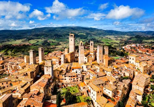À seulement 1h de Florence, découvrez ce magnifique village toscan que l’on surnomme le “Manhattan médiéval"