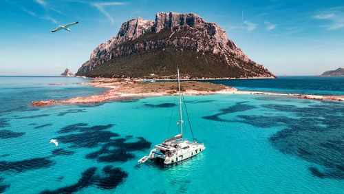 Cachée en pleine mer Méditerranée, cette île italienne est le plus petit royaume au monde !