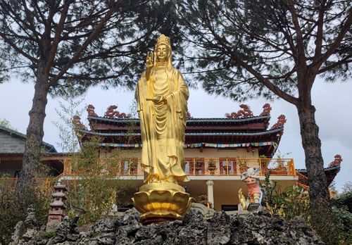 Ce temple situé à à 20 minutes de Lyon nous fait voyager au Vietnam !