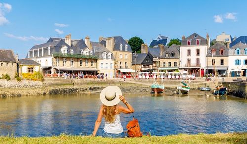 Petits villages, falaises, ports ou boutiques artisanales... voici 5 destinations de charme à visiter au moins une fois en Bretagne !