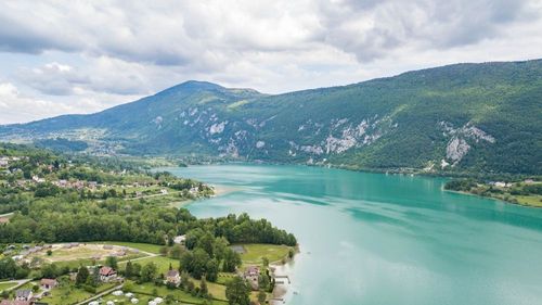 Ce lac couleur émeraude en Savoie prend des airs de lagon tropical en été ! 