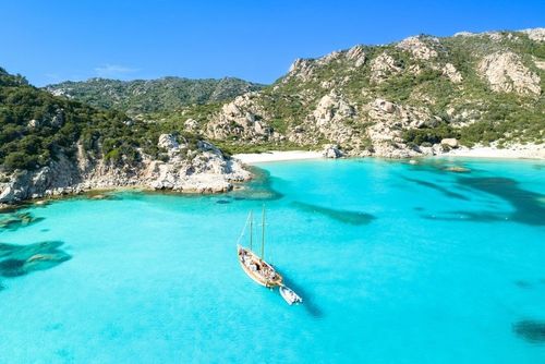 Avec moins de touristes qu'en été, le printemps est la meilleure saison pour découvrir cette île paradisiaque italienne ! Voici 4 visites à faire loin de la foule 