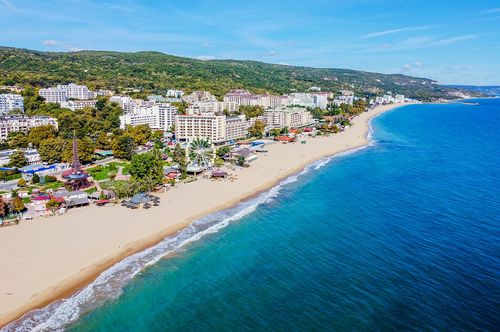 Connaissez-vous les Golden Sands ? Méconnue, cette grande plage située en Europe n’a rien à envier aux trésors de la mer Rouge !