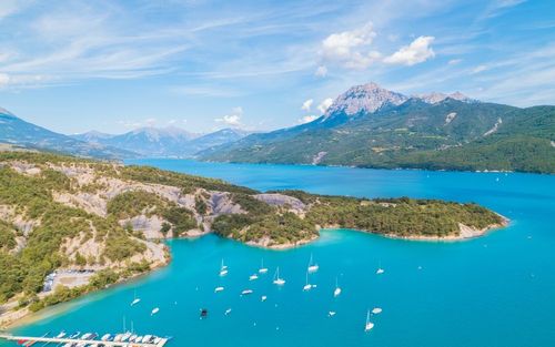 Loin de la foule qui envahit les plages françaises, voici 5 lacs sublimes où se rendre cet été