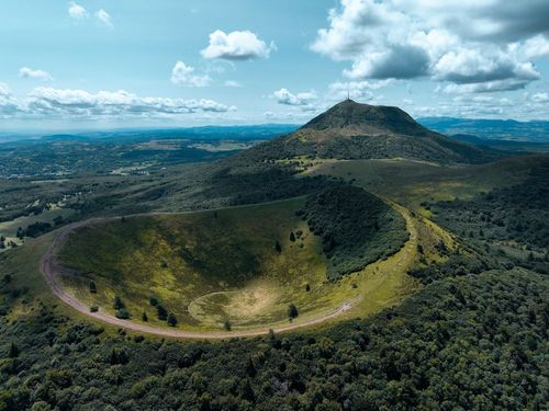 Exit le Mont Fuji : cette région volcanique de France va vous surprendre ! 