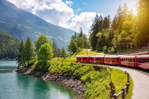 Ce train qui relie deux pays frontaliers à la France traverse des paysages de montagne spectaculaires !
