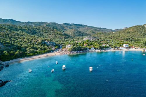 Surnommée l’île d’Émeraude, cette île grecque séduit par son authenticité et sa douceur de vivre
