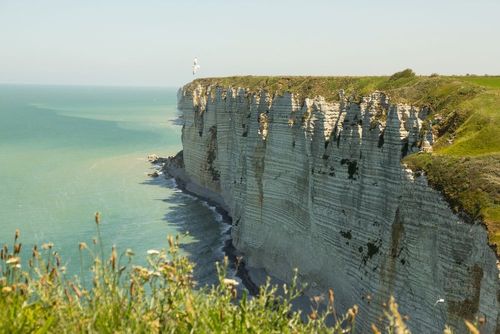 Avec ses falaises et sa longue plage, ce petit village normand méconnu n'a rien à envier à Etretat (les touristes en moins) !