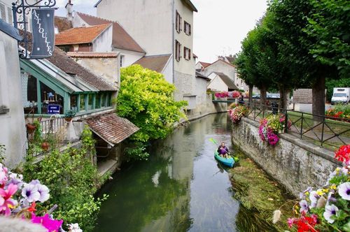 A seulement 40 minutes de Paris, ce village bucolique a des airs de Venise (et on peut le visiter en kayak) !
