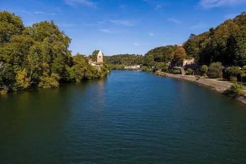Collines, cascades, lac ou forêt... 4 promenades automnales à faire autour de Lyon pour vous reconnecter à la nature !