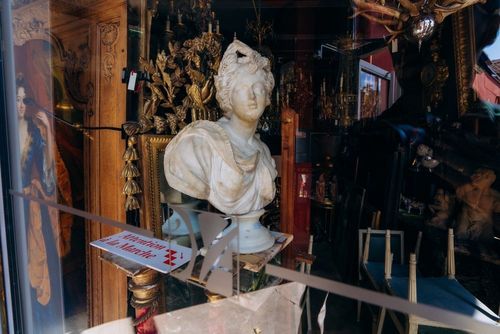 The biggest flea market in the world is located near Paris : all you need to know to enjoy it ! 