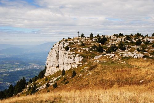 Connaissez-vous ce village perché en Haute-Savoie ? Il bénéficie de 300 jours de soleil par an ! 