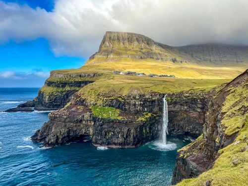 Perdue sur une île, cette cascade se jette en pleine mer : c’est l’une des plus belles du monde ! Voici où la trouver