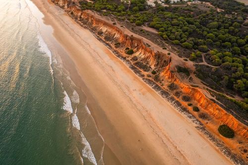 Cette plage du Portugal émerveille par ses paysages naturels (et elle a même été élue "Meilleure plage du monde" par TripAdvisor) !