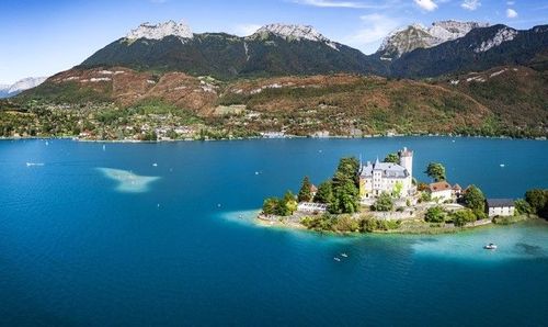 Saviez-vous qu'une épave de bateau se trouve dans le Lac d'Annecy ? Et elle est accessible aux plongeurs ! 