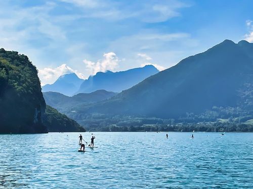 Randonnées, sports nautiques, baignades... ce lac perchée des Alpes est LA destination où aller en France cet été
