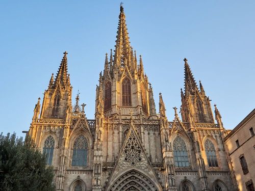 Oubliez la Sagrada Familia : découvrez 7 autres cathédrales spectaculaires à admirer en Espagne !