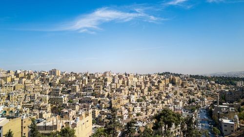 Rue “arc-en-ciel”, vieille ville, théâtre romain, cafés…  Amman en Jordanie promet des découvertes inoubliables et un voyage où le temps semble s’arrêter !