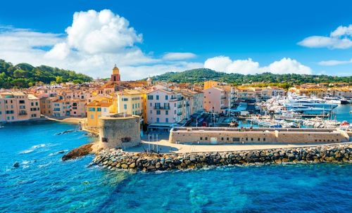 Oubliez les voyages au bout du monde, la France vous offre un panel de destinations dépaysantes en mode road-trip. Suivez le guide !