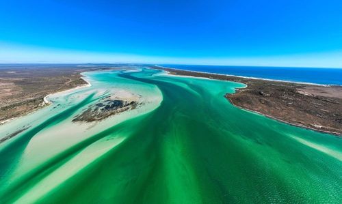 Encore méconnu, ce lagon aux plages magnifiques et à la flore multicolore offre des paysages de carte postale !
