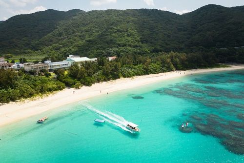 Oubliez Tokyo et Osaka : ces 5 magnifiques îles japonaises promettent un dépaysement inégalable (et des plages de rêve) !