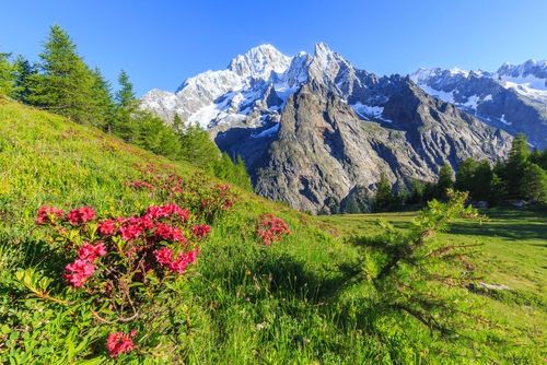 Moins connue que les Dolomites, découvrez cette vallée frontalière de la France qui abrite lacs, châteaux et villages !