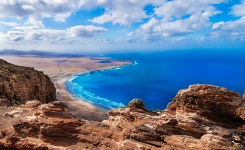 On a repéré ce bon plan si vous partez en septembre  : découvrez l'île de Lanzarote pour 8 jours et 7 nuits avec vol et hébergement à partir de 589 € !